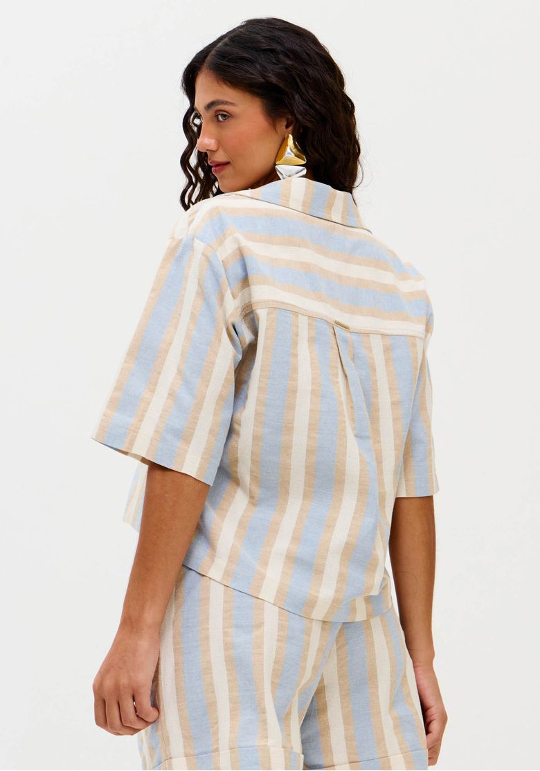 Look completo com camisa alongada listrada manga curta e shorts coordenado em tons claros, ideal para verão
