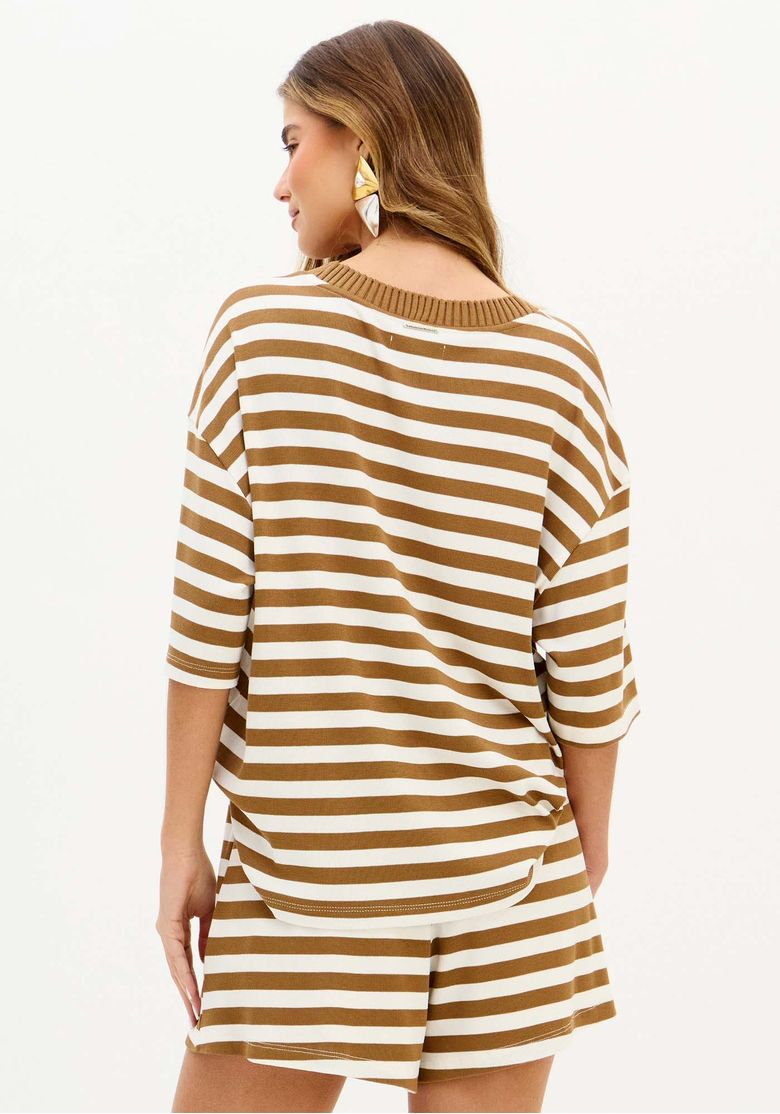 Blusa feminina listrada marrom vista costas, modelagem ampla, manga média e barra arredondada