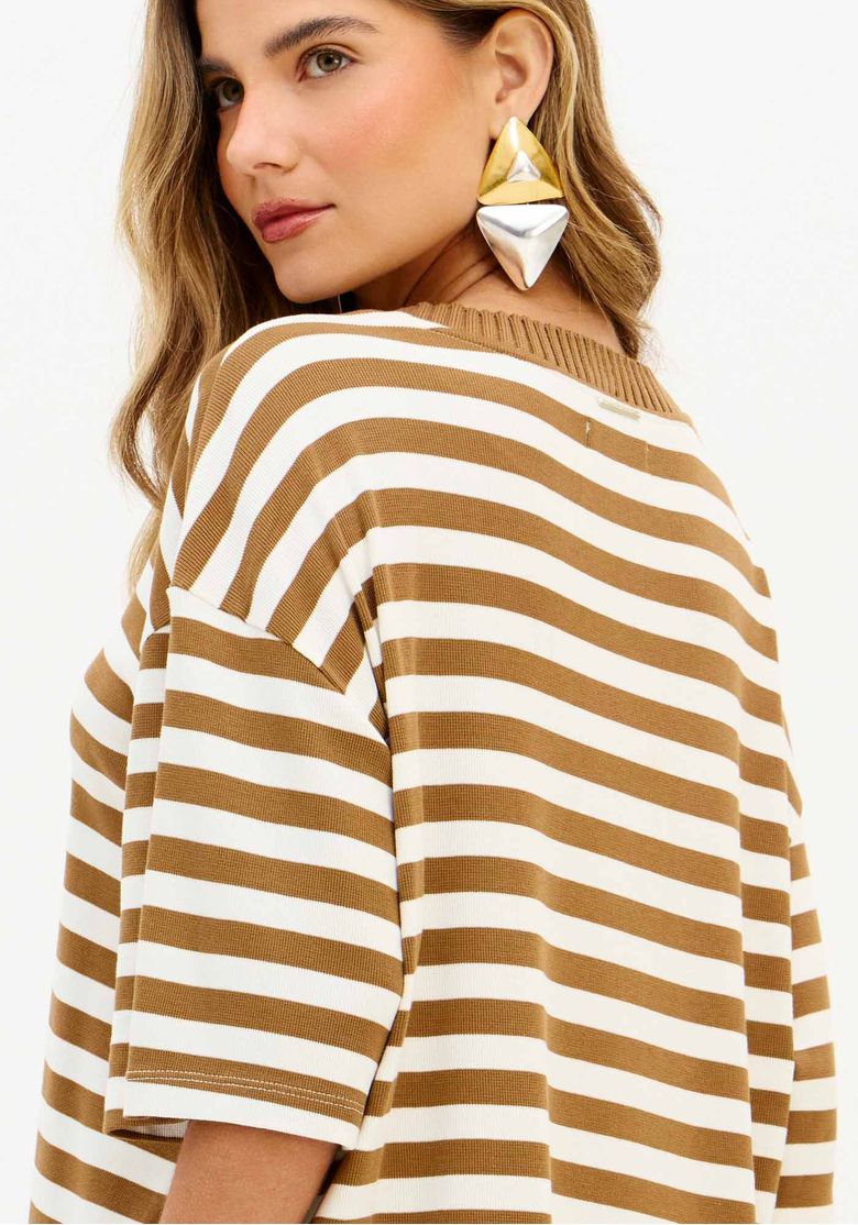 Close costas da blusa ampla listrada marrom e off white com manga média e caimento despojado