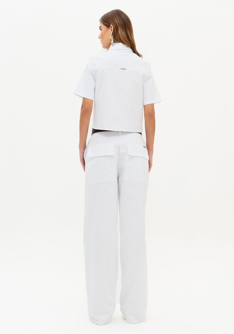 Vista traseira da calça reta branca com bolsos chapados e top branco.