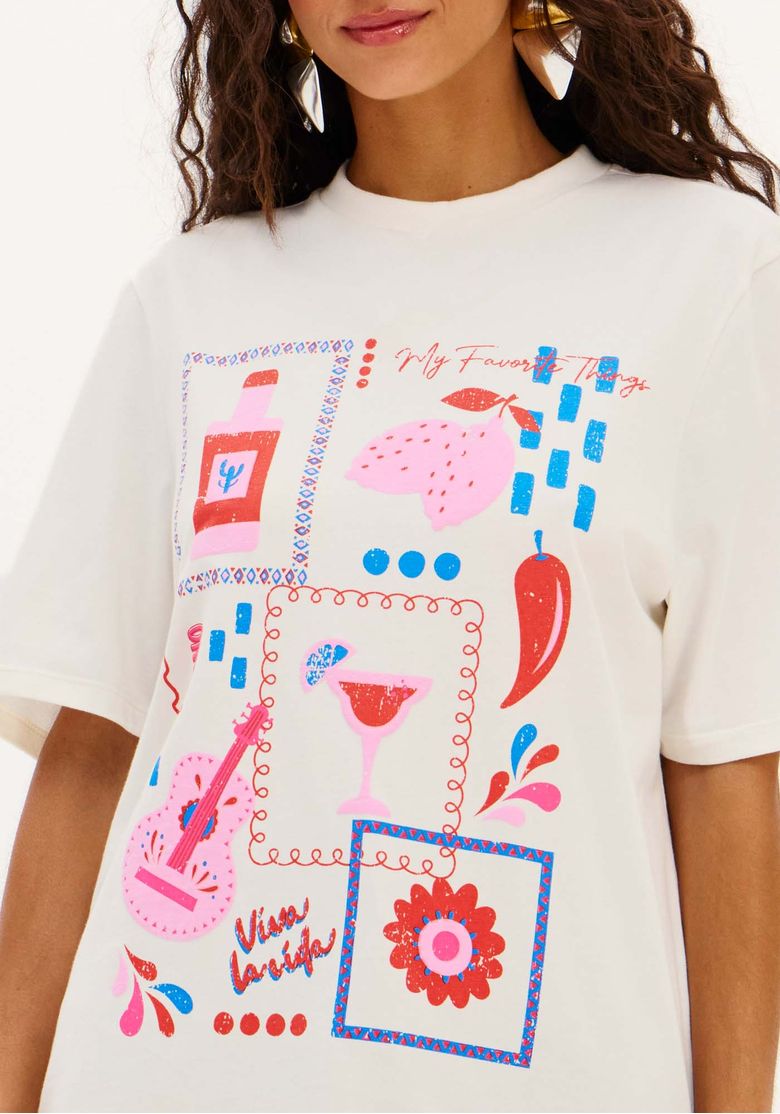 Detalhe da estampa vibrante na camiseta oversized alongada.