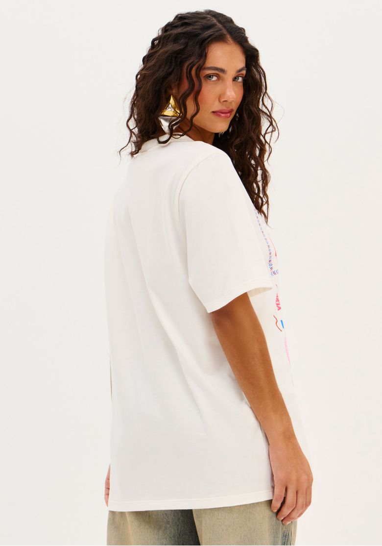 Modelo exibindo a parte traseira da camiseta oversized alongada branca.