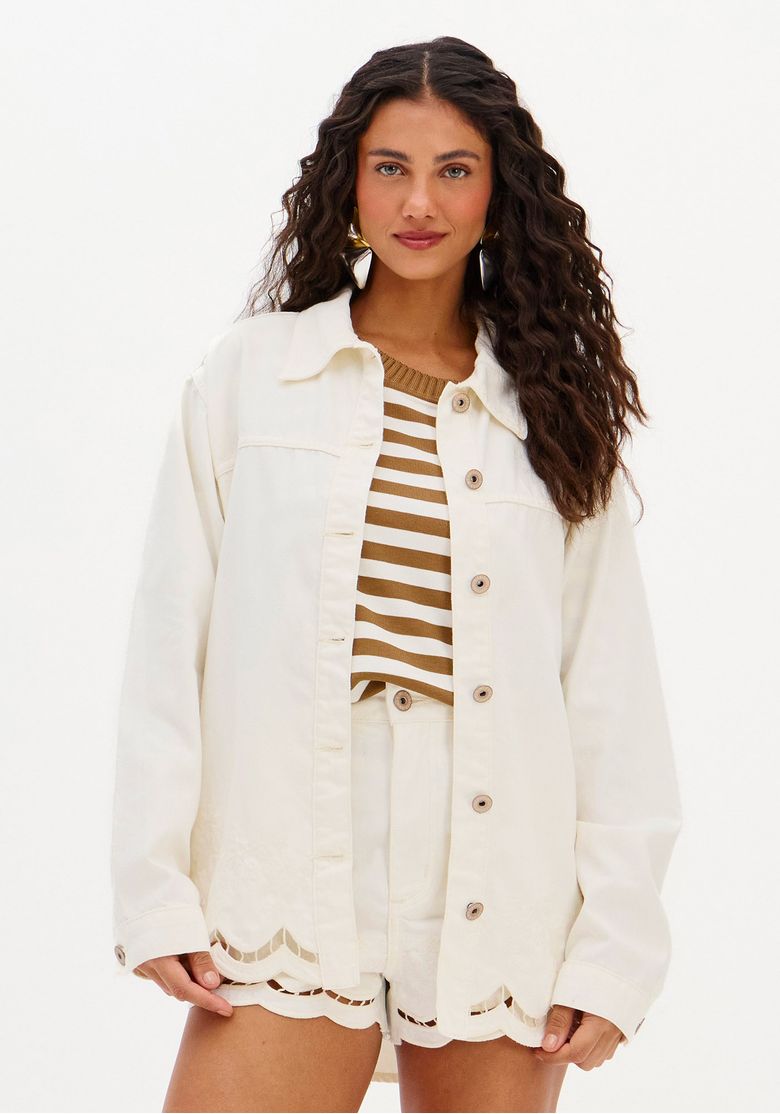 Modelo veste camisa longa de sarja branca com bordado scalloped na barra, frontal, look feminino casual