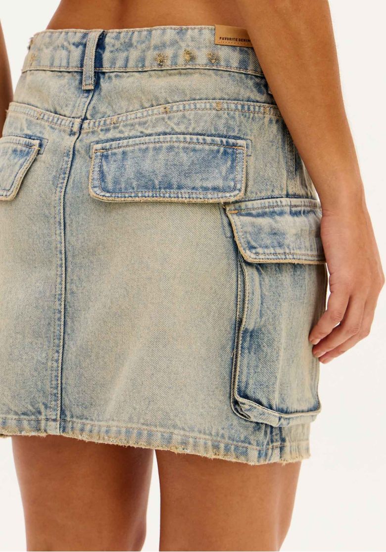 Detalhe em close do bolso cargo lateral e costuras do denim 100% algodão, mostrando acabamento e textura