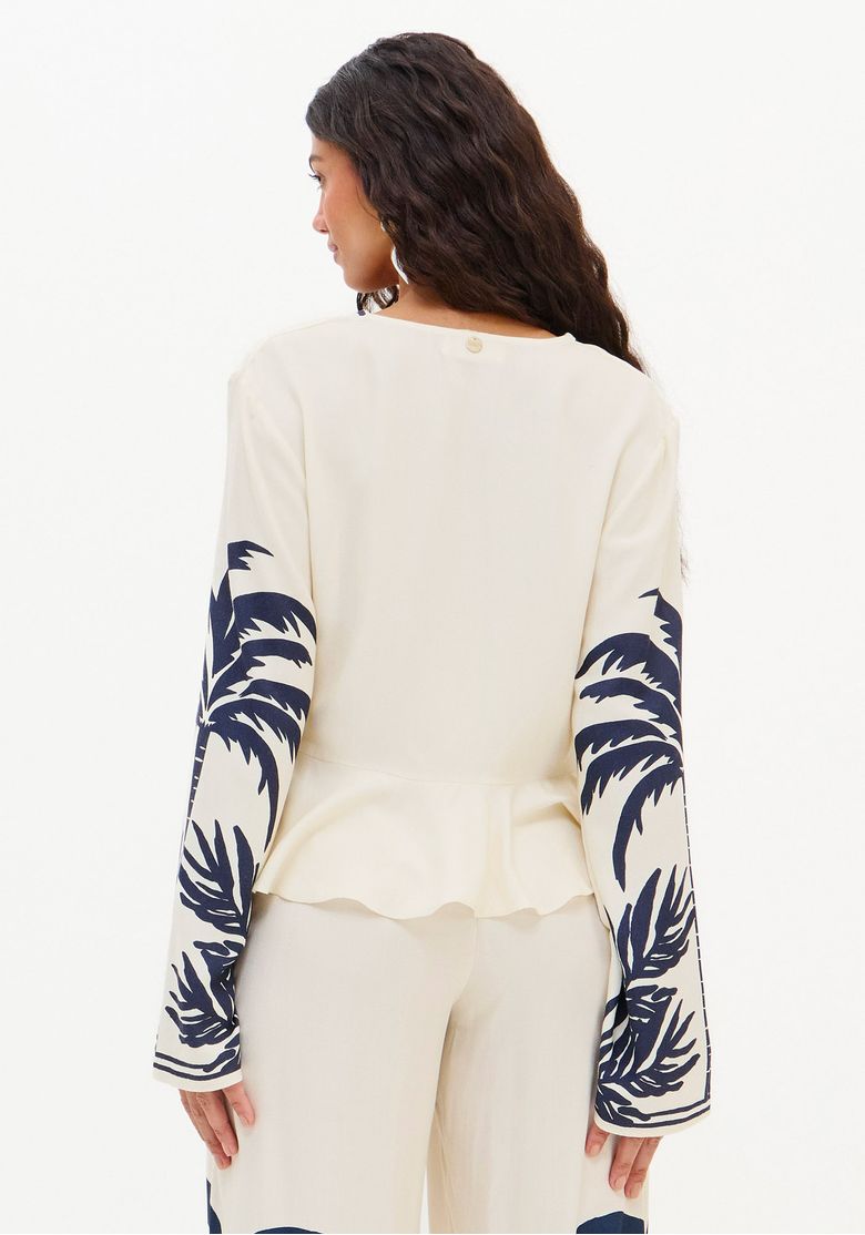 Vista costas da blusa feminina curta ampla estampada, com mangas longas e barra peplum suave em tecido leve