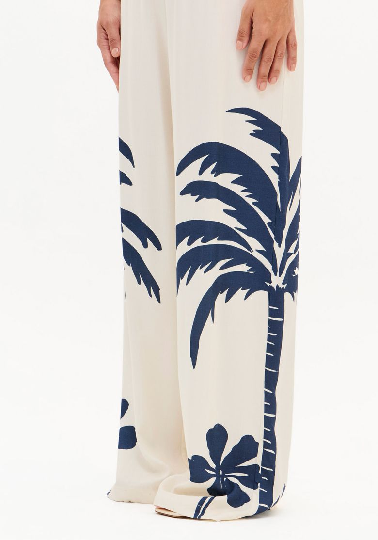 Vista traseira da calça com estampa tropical azul em fundo branco.