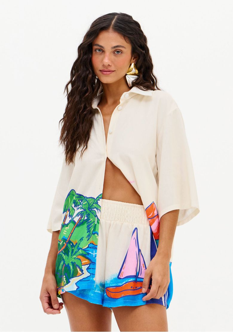 Modelo vestindo short boxer estampado com camisa branca, vista frontal.