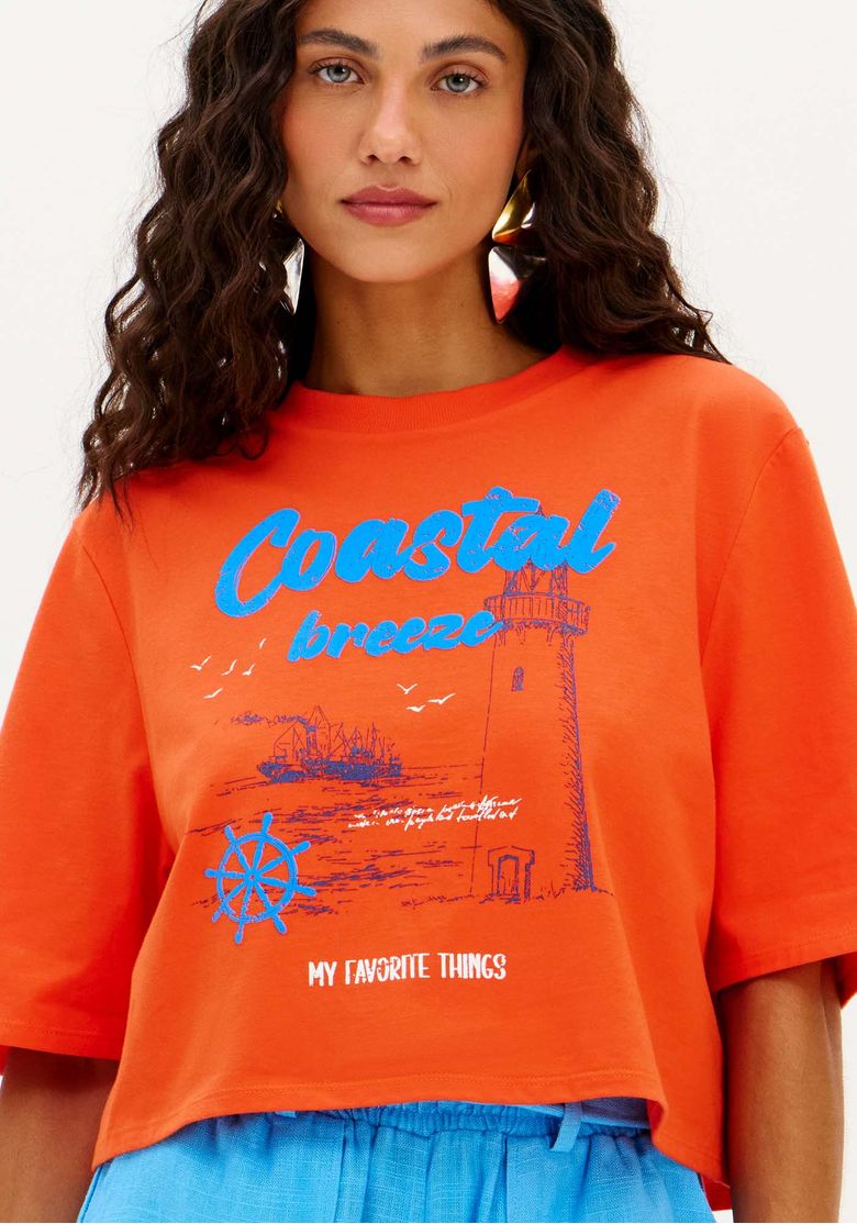 Close-up da estampa frontal da t-shirt oversized cropped vermelha.