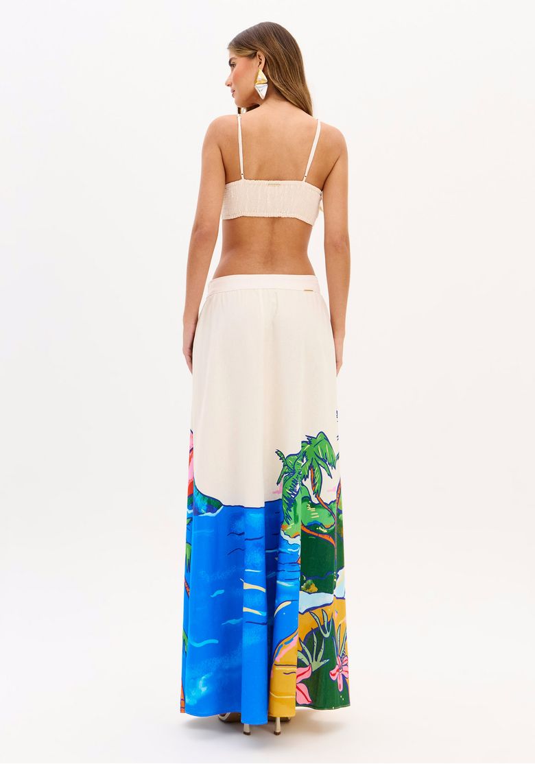 Verso do top cropped mostrando pala elástica nas costas e alças ajustáveis combinado com saia longa estampada