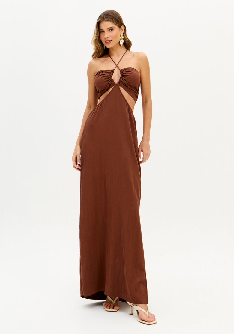Vestido super midi marrom longo com frente única, recortes na cintura e barra reta, vista frontal completa