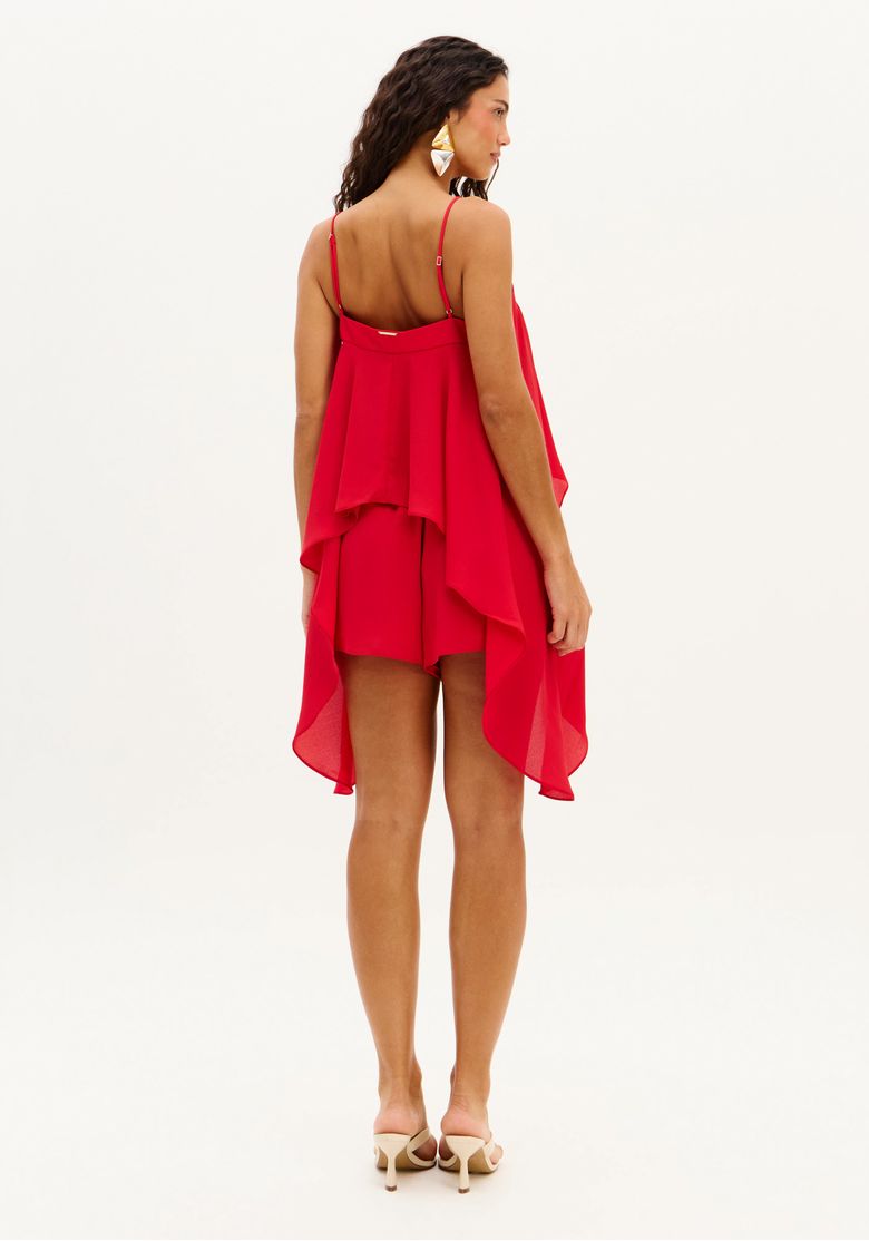 Vista traseira do conjunto vermelho com short evasê e top fluido.