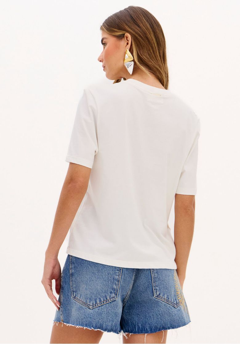 Vista traseira da camiseta branca com estampa dourada, mostrando o caimento regular.