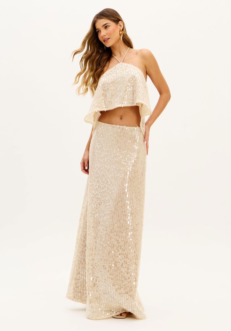 Look completo com blusa cropped frente única bege de paetês e saia longa brilhante, ideal para evento noturno