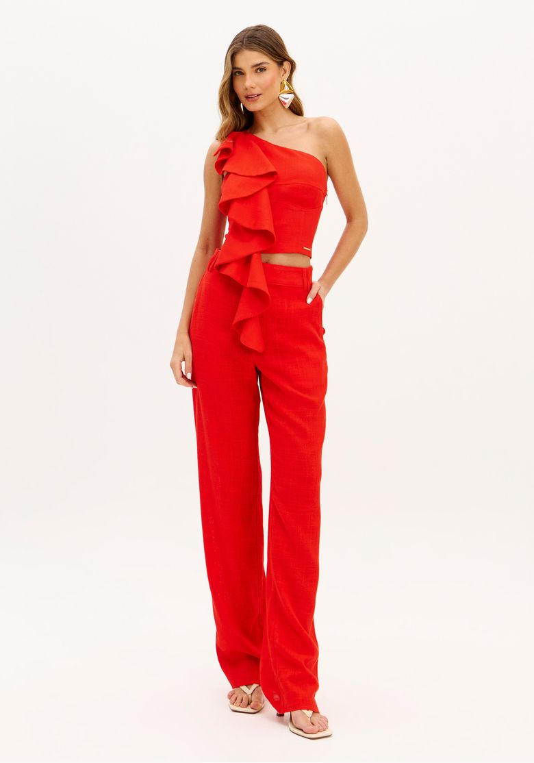 Look completo com blusa curta vermelha assimétrica de um ombro só e calça vermelha de linho, visual feminino moderno