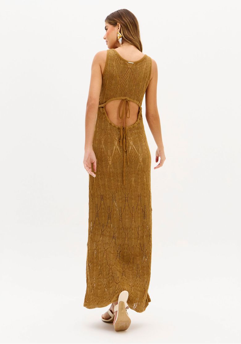 Vista frontal do vestido tricô marrom super midi com textura geométrica, decote redondo e acabamento delicado nas barras, look para ocasiões sunset.