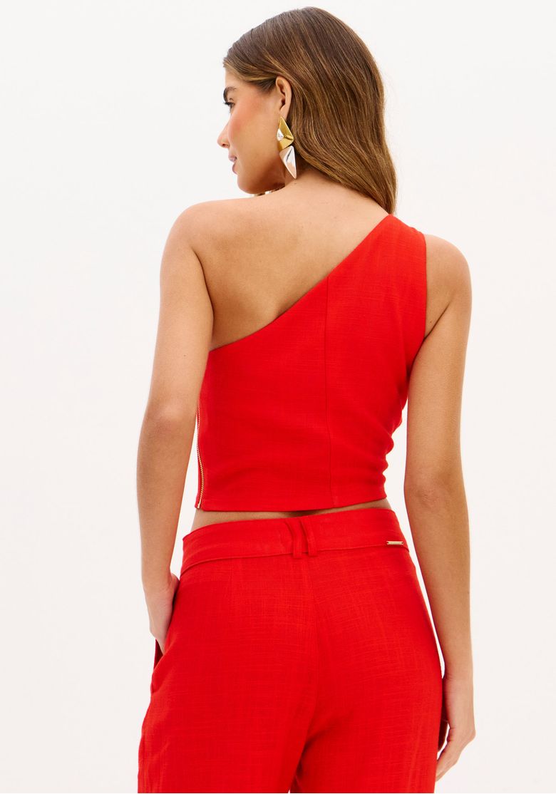 Costas da blusa cropped vermelha de ombro único em tecido com linho, modelagem ajustada e acabamento minimalista