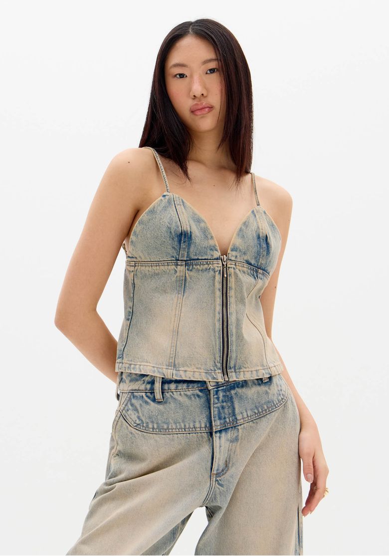 Blusa jeans com alças finas e zíper frontal vista de frente.