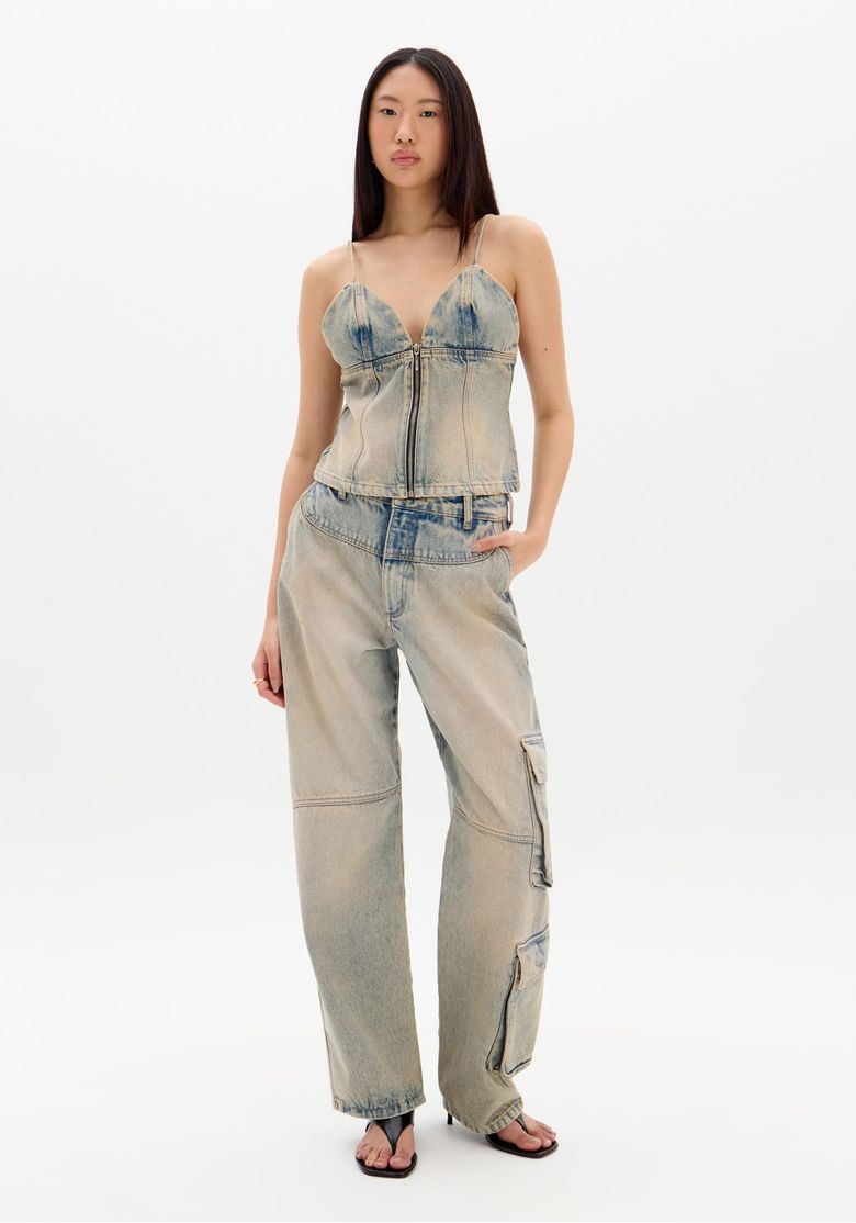 Modelo vestindo blusa jeans com calça ampla em look completo.