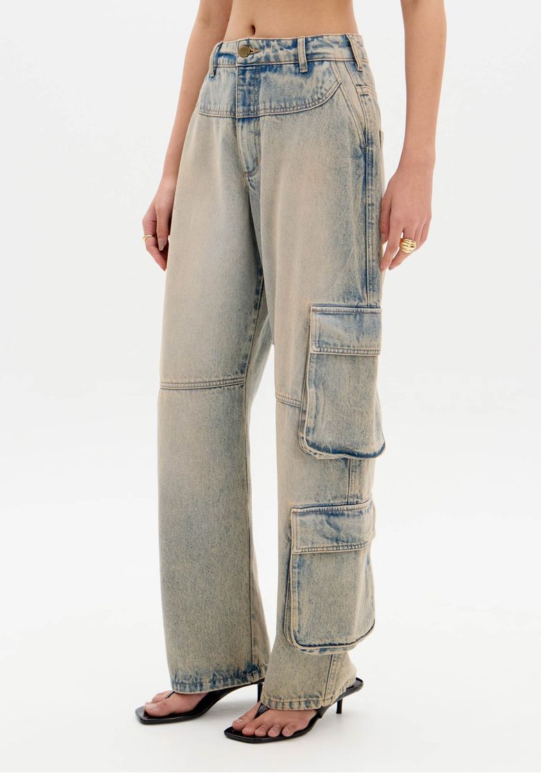 Vista lateral da calça jeans baggy mostrando os bolsos utilitários.