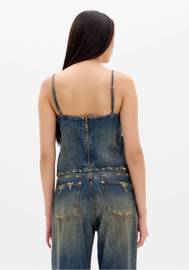 Vista traseira da blusa jeans com fechamento em zíper.