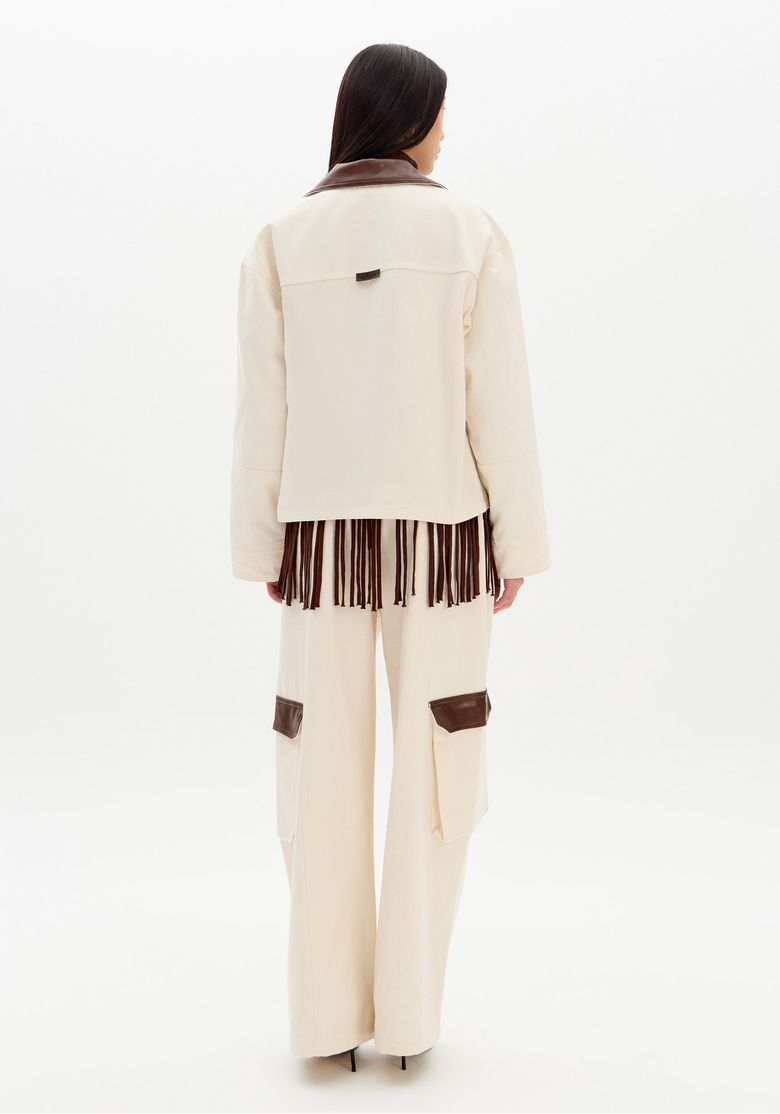 Calça sarja wide leg bege vista frontal completa, perna ampla e comprimento longo com bolsos cargo laterais