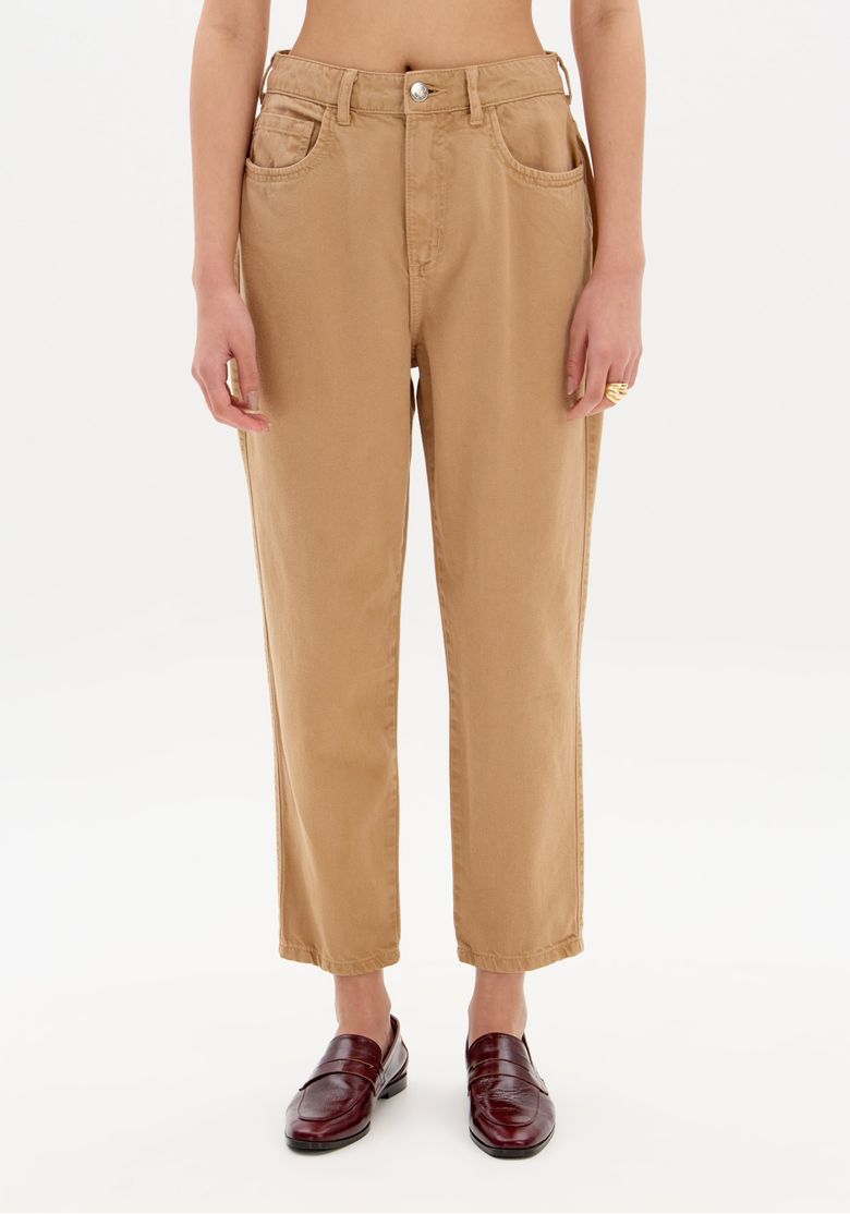 Detalhe da calça jeans mom marrom, mostrando o ajuste na cintura.