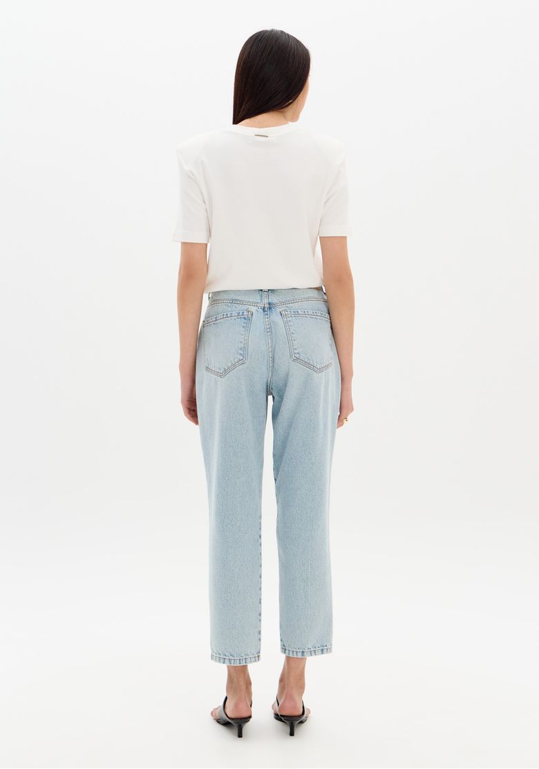 Vista traseira da calça mom jeans em lavagem clara com bolsos traseiros e caimento reto
