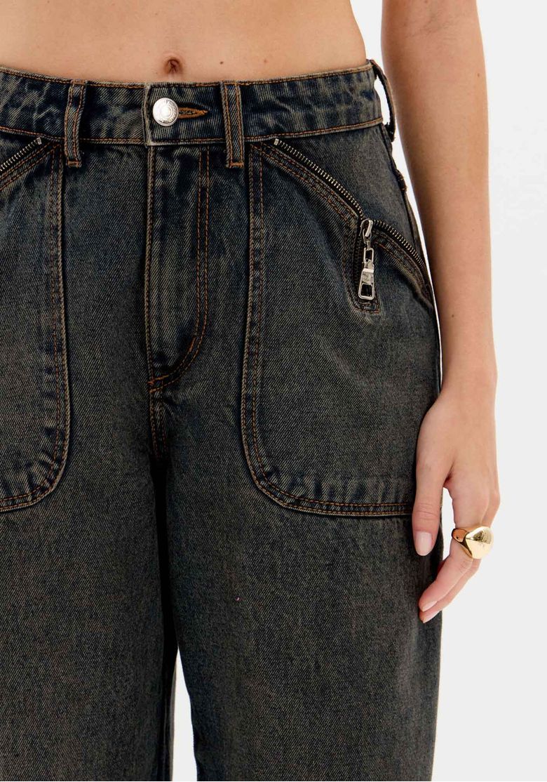 Vista traseira da calça jeans modelo baggy na lavagem escura, exibindo bolsos chapados e caimento amplo.