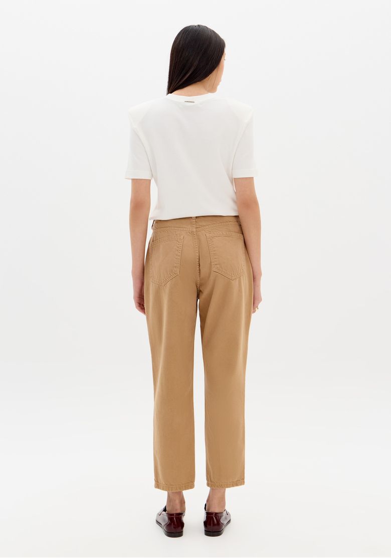 Vista traseira da calça jeans mom marrom, mostrando os bolsos embutidos.