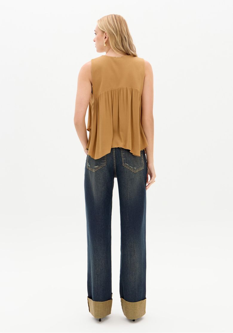 Vista traseira da calça jeans full length com bolsos traseiros com aba e cós com passantes