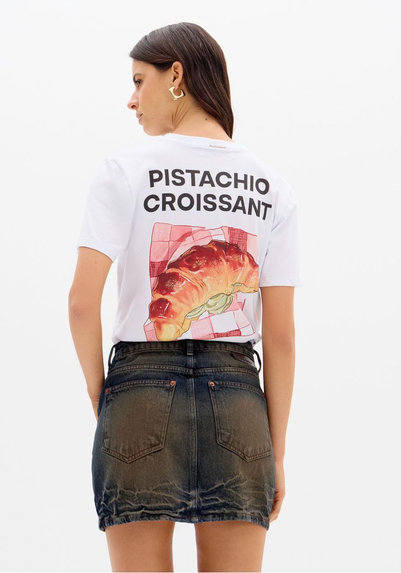 Vista traseira da saia jeans curta com bolsos e lavagem estonada.