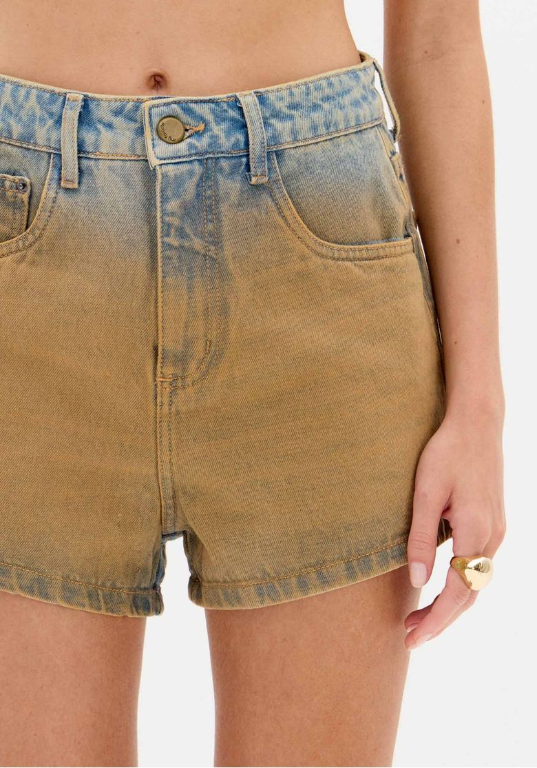 Vista lateral do short jeans relaxed, destacando o caimento solto.