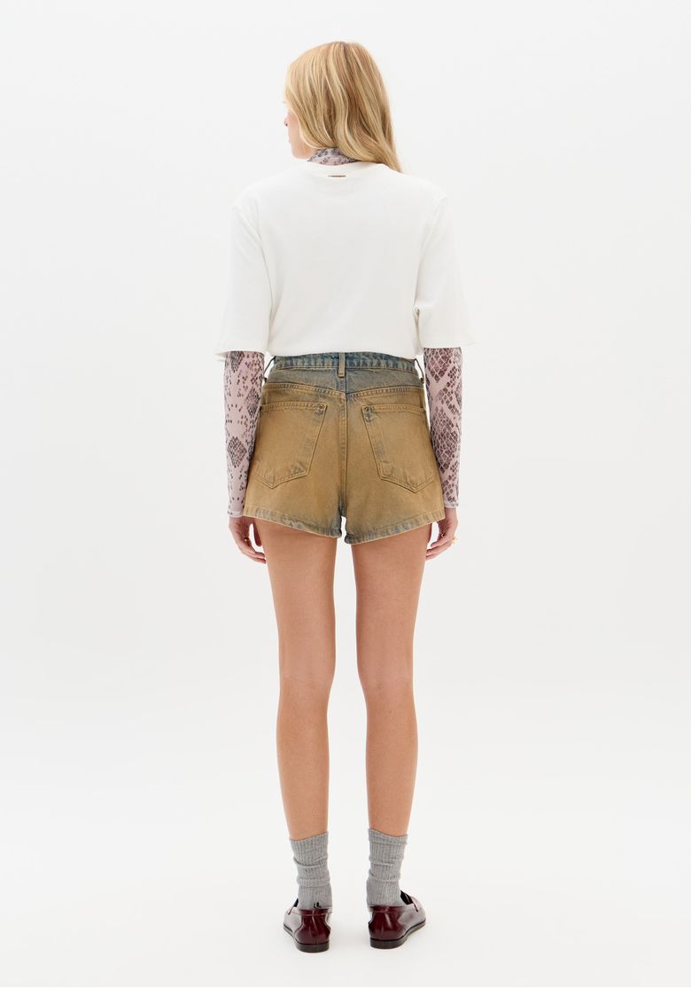 Vista traseira do short jeans com bolsos e lavagem diferenciada.