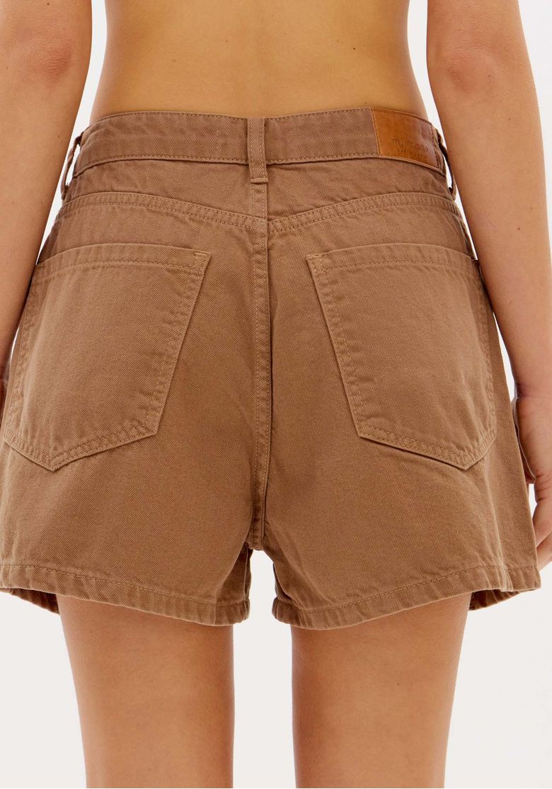 Close dos bolsos traseiros e costuras do short sarja mom marrom em sarja 100% algodão