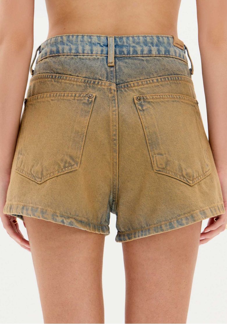 Close-up da cintura do short jeans com passantes e botão.
