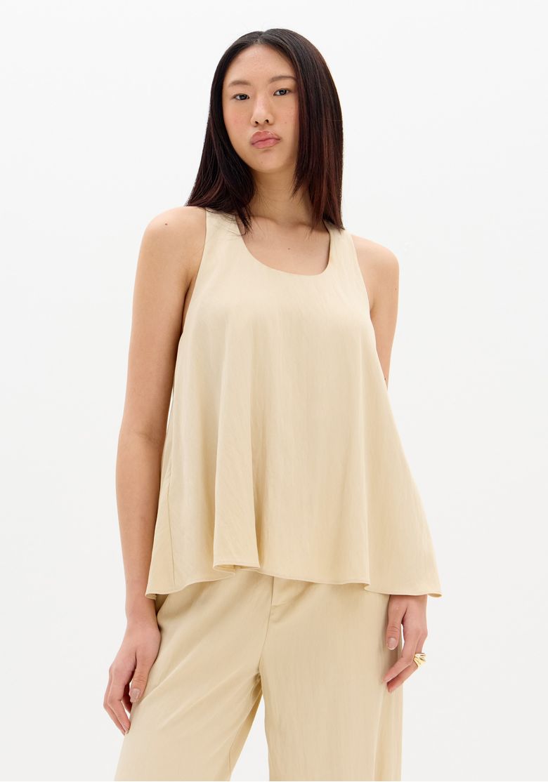 Blusa-gode-bege-com-modelagem-ampla-e-caimento-fluido-vista-frontal.