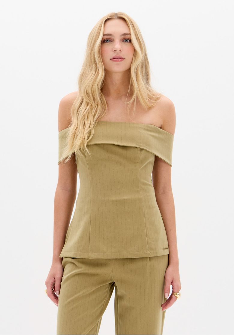 Blusa ajustada ombro a ombro com risca de giz em tom verde, vista frontal.