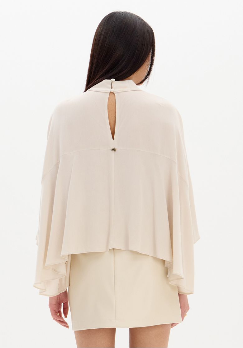 Close frontal da blusa bata bege em crepe 100% viscose mostrando gola alta e caimento fluido