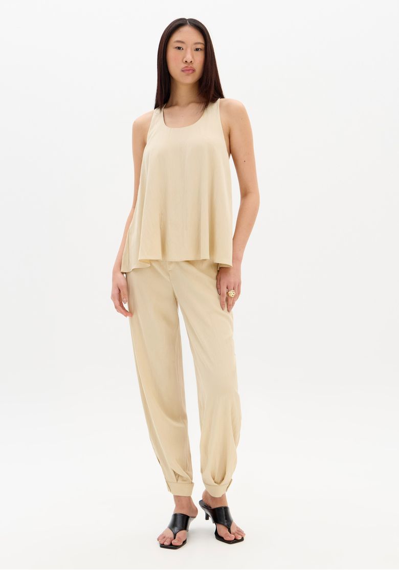 Blusa-gode-bege-com-detalhe-em-metal-nas-costas-vista-lateral.