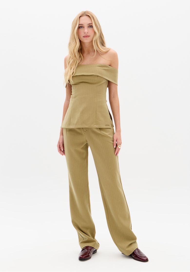 Conjunto de blusa e calça com risca de giz em tom verde, vista completa.