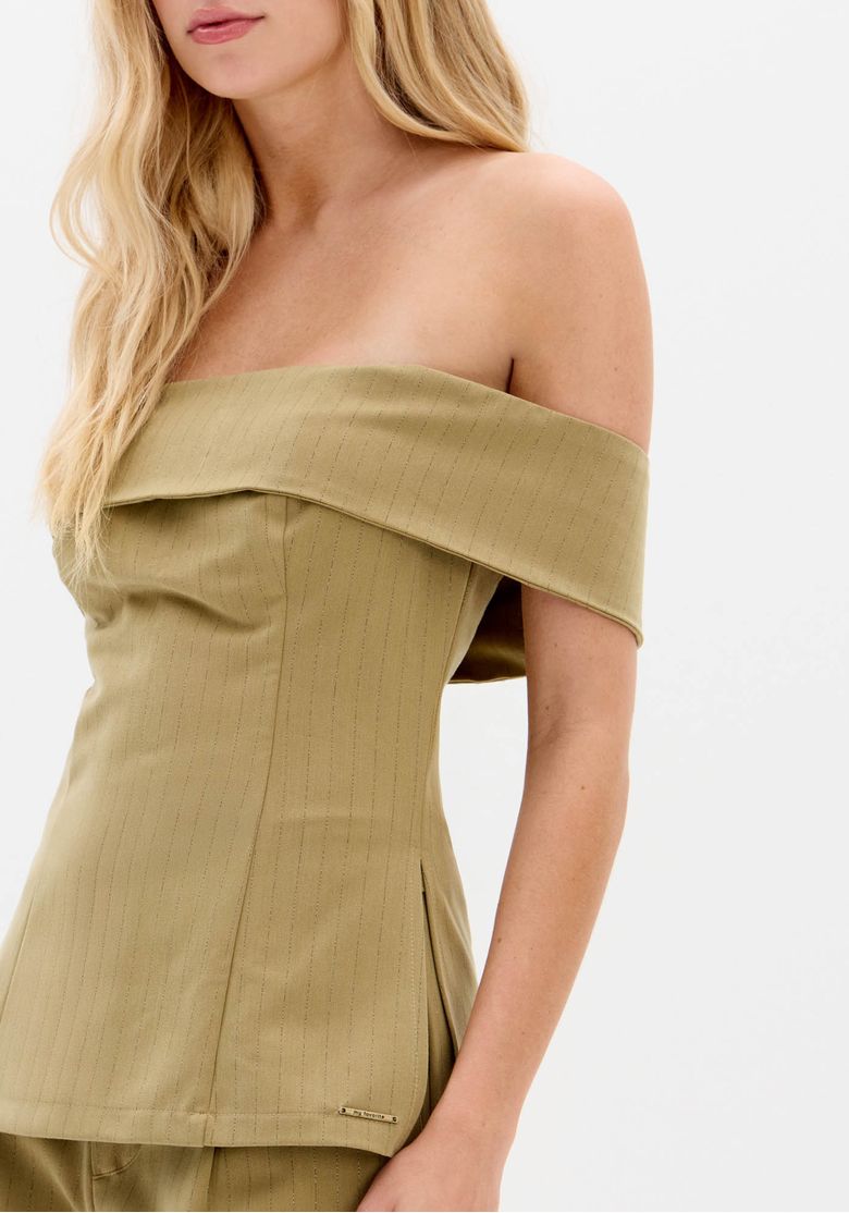 Detalhe do decote ombro a ombro da blusa ajustada com risca de giz.