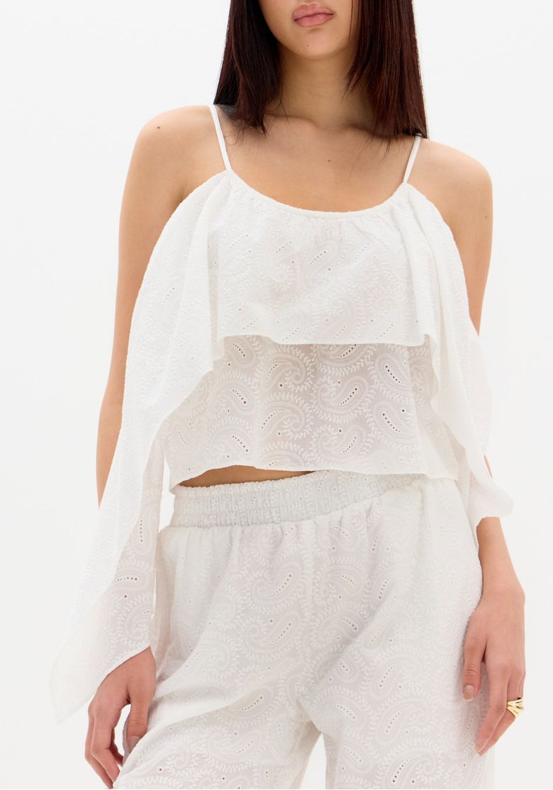 Detalhe-frontal-da-blusa-laise-com-babado-fluido-em-camadas-decote-U-e-tecido-broderie-branco-look-boho-chic-casual-urbano.