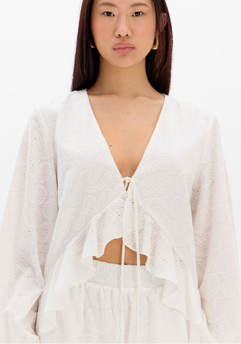 Look completo com blusa laise branca combinada com calça laise e sandália preta, visual leve e romântico para dia