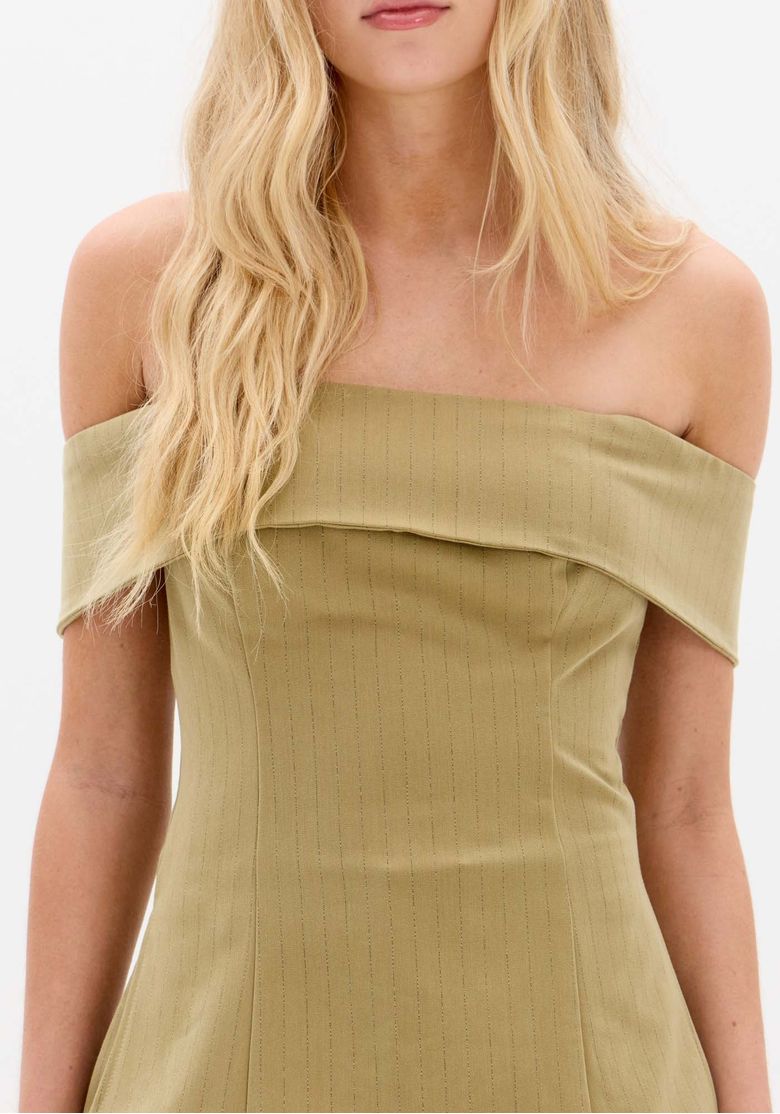 Close-up do tecido com risca de giz da blusa ajustada.