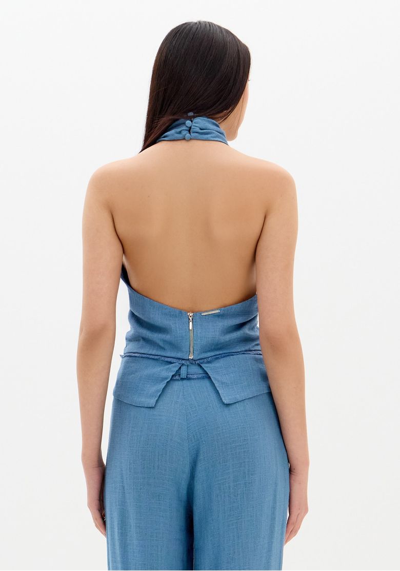 Close frontal da blusa frente única linho azul com detalhe torcido na gola e recorte frontal