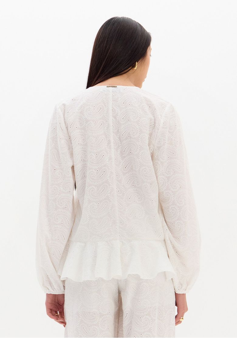 Vista traseira da blusa laise branca com babado na barra e mangas volumosas, detalhe da textura bordada eyelet