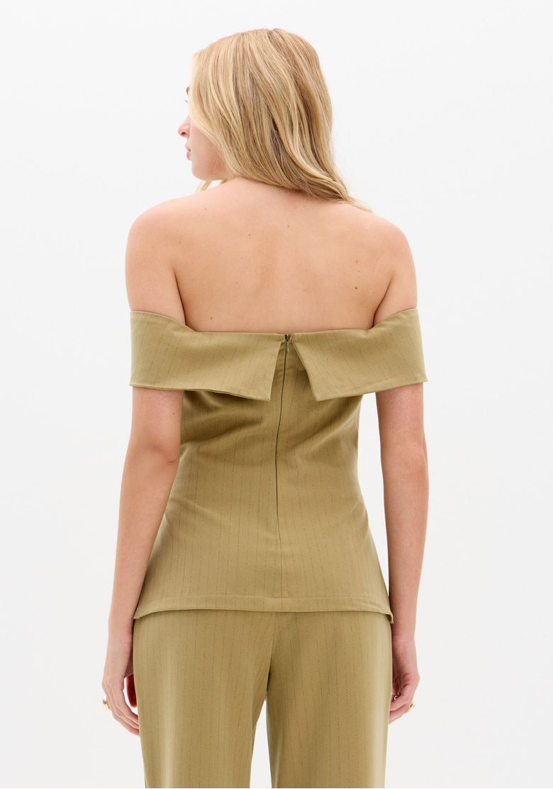 Vista traseira da blusa ajustada com zíper traseiro e decote ombro a ombro.
