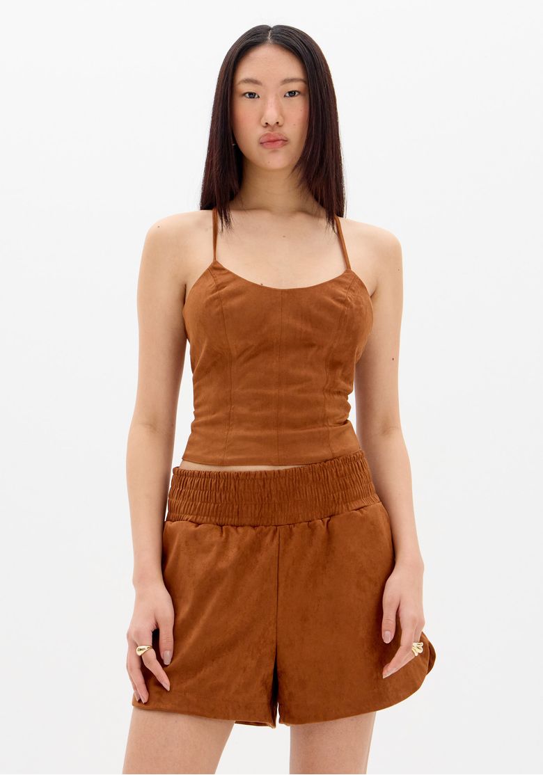 Blusa de camurça marrom com alças finas vista de frente.