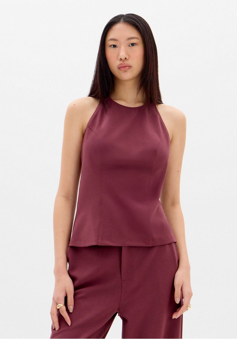Blusa frente única vermelha vista frontal com decote gola redonda e modelagem justa, tecido plano pesado.