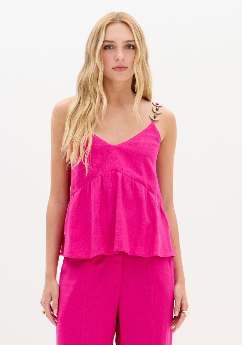 Blusa-de-alca-em-linho-rosa---vista-frontal-em-modelo-decote-em-V-alcas-finas-e-barra-levemente-evase